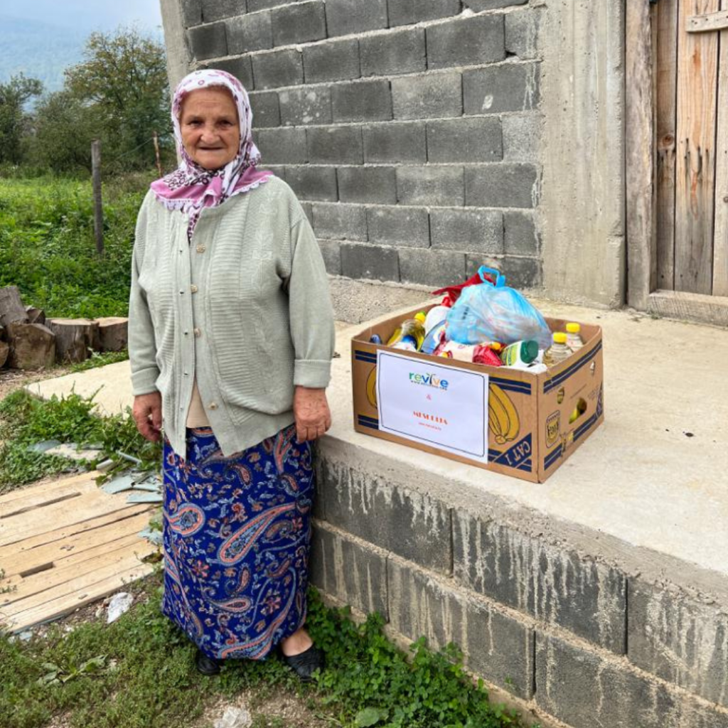 image of humanitarian aid distribution in Bosnia
